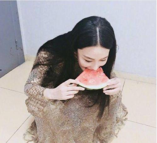 吃瓜裙分享,揭秘娱乐圈幕后故事，带你走进明星们的真实生活